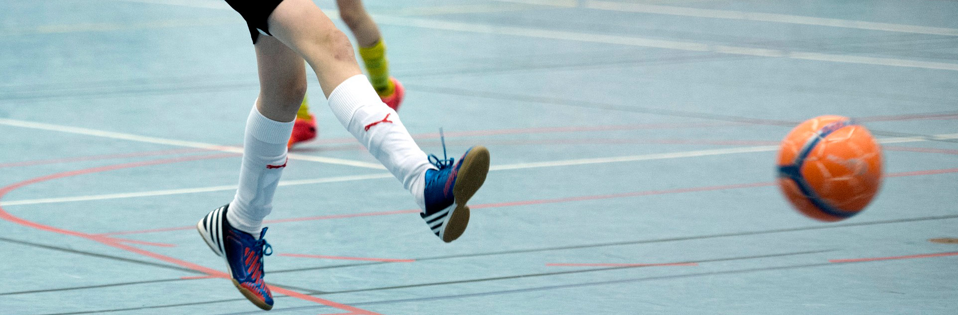 Spela fotboll